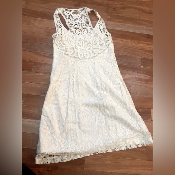 White short dress with crochet detail - Picture 2 of 3